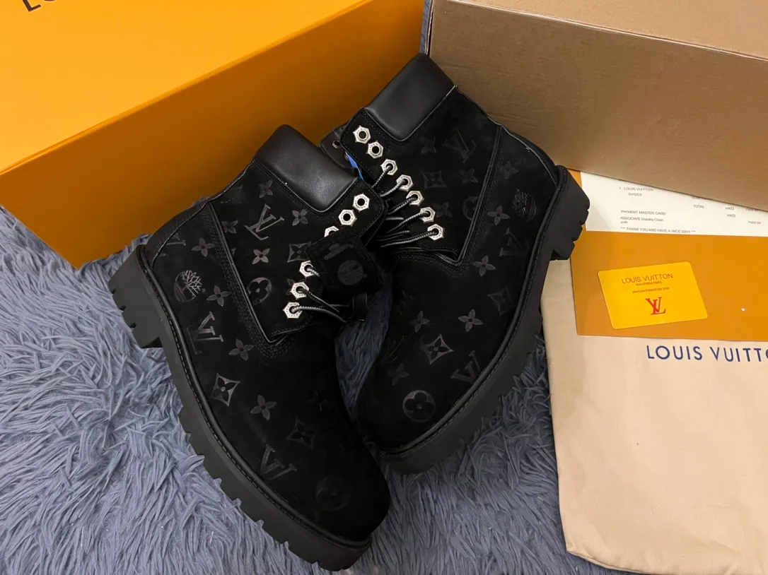 👟👟Ex-factory price 680👟👟 Men's size +10 LV x Timberland Louis Vuitton "Luxury Western" has been initially constructed, and the last link is the "shoes" that can make the style complete and communicative, so the "Shoe King of the Year" came into being. A major collaboration of the season, in a short video of only a few seconds, Fei Dong lifted the legs of his jeans to reveal a pair of classic Timberland rhubarb boots with the LV logo printed on the tongue. He then folded the tongue to reveal the Monogram logo printed on the inside. Size: 35-46